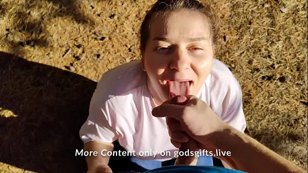 Mira Garganta profunda descuidada y semen en la boca en un parque público clips nuevos