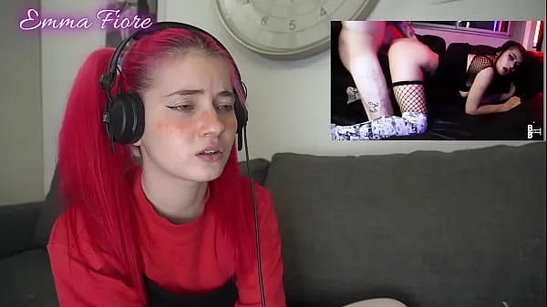 Obejrzyj Petite teen reacting to Amateur Porn - Emma Fiorenowe klipy