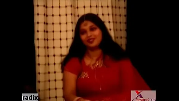 Tonton chubby fat indian aunty in red sari Klip baharu