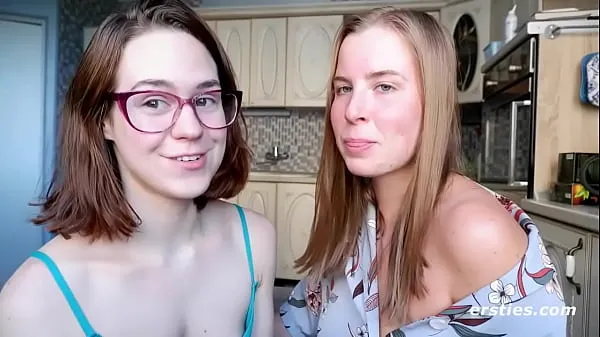 Tonton Lesbian Friends Enjoy Their First Time Together Klip baharu