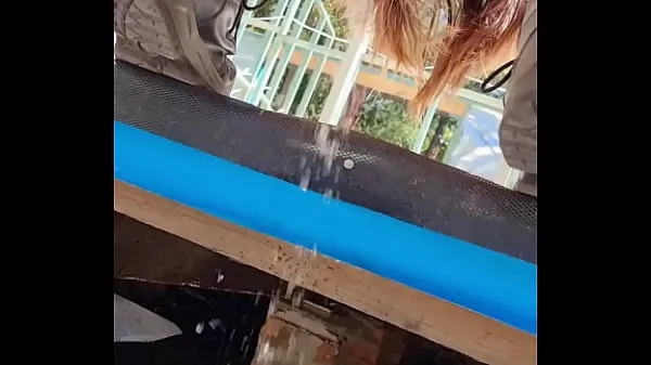 دیکھیں Risky ooutdoor pee at construction site تازہ تراشے