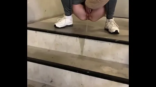 Se on my birthday i'm so naughty and piss in the public stairwell friske klip