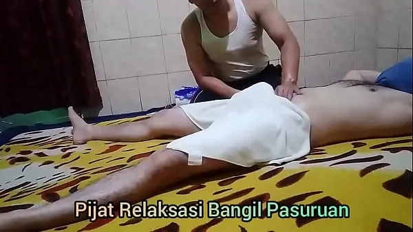 Tonton Straight man gets hard during Thai massage Klip baharu