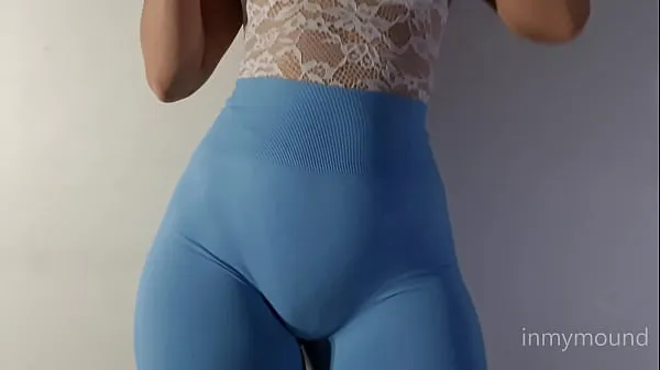 Obejrzyj Puffy pussy girl in blue leggings and a big tits showing offnowe klipy