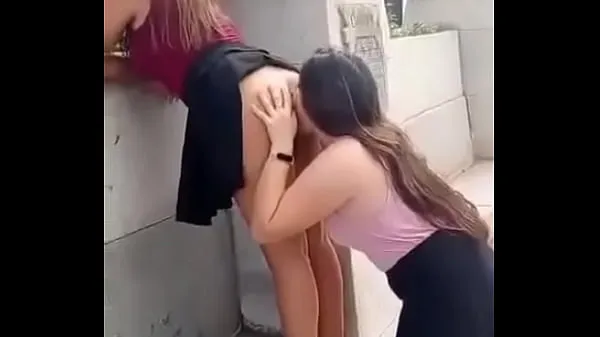 Se Mexican lesbians ask me to record them while their friend sucks their ass friske klip