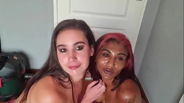 Sledujte Mixed race LESBIANS covering up each others faces with SALIVA as well as sharing sloppy tongue kisses nových klipů