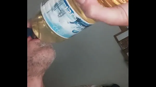 Katso Chugging 1,5 litres of male piss, swallowing all until last drop part two tuoretta leikettä