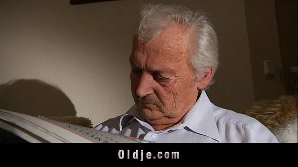 Horny grandpa ridden by petite teen Yeni Klipleri izleyin