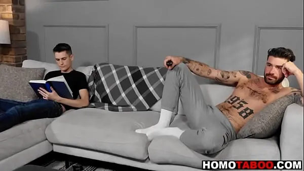 Pozrite si Gay stepson rides big cock of his stepdad nových klipov