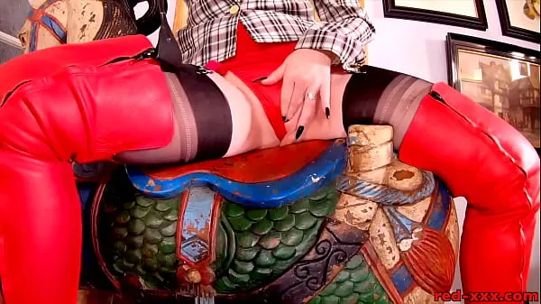 Tonton Hot MILF Red XXX in her sexy red thigh high boots Klip baharu