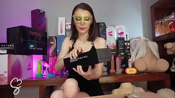 Bekijk Sarah Sue Unboxing Mysterious Box of Sex Toys nieuwe clips