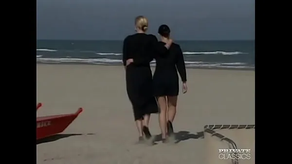 Se Anita Gyongy and Monika, Lesbians at the Beach friske klip