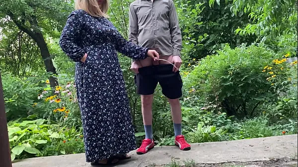 Tonton Mommy MILF pissing standing up in the city park after helping her stepson piss Klip baru
