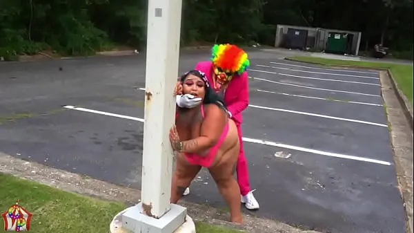 Tonton BBW girl gets fucked on the side of the highway by a clown Klip baru