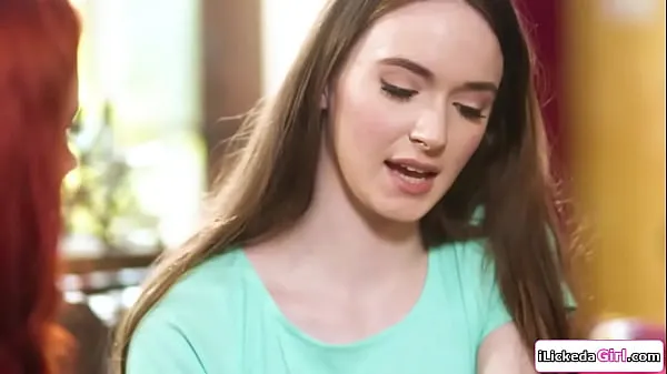Obejrzyj Lesbian teen licks stepmoms hairy pussynowe klipy