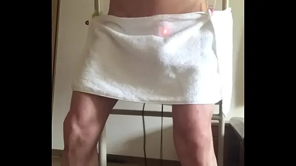 Watch The penis hidden with a towel comes off when it moves and is exposed. I endure it, but a powerful vibrator explodes and eventually the towel falls. Ejaculate in 1 minute of premature ejaculation fresh Clips