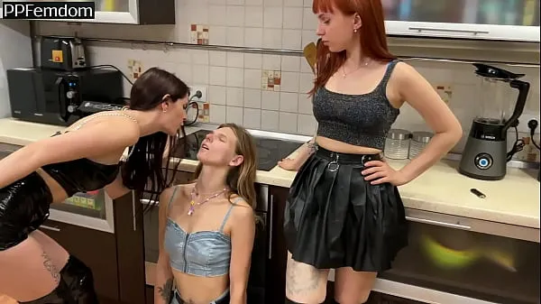 Se Smoking Bitches Spit In Slave Girl Mouth Filling It With Their Saliva - Spitting Lezdom (Preview ferske klipp