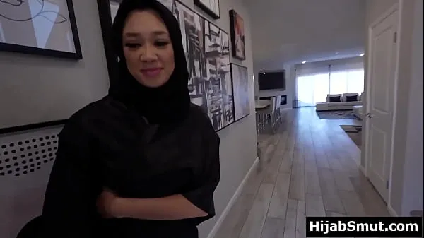 دیکھیں Muslim girl in hijab asks for a sex lesson تازہ تراشے