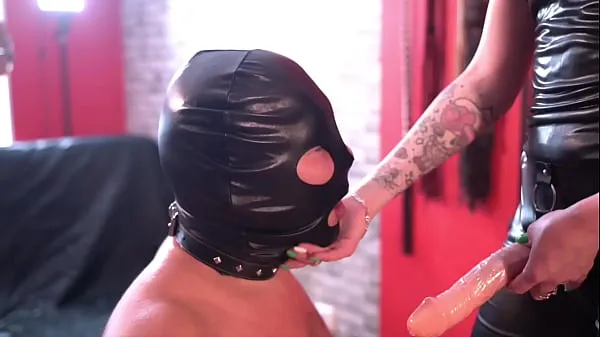 Tonton Dominatrix Nika loves to fuck her in the mouth with a strapon. Watch how this tries to suck deep Klip baru