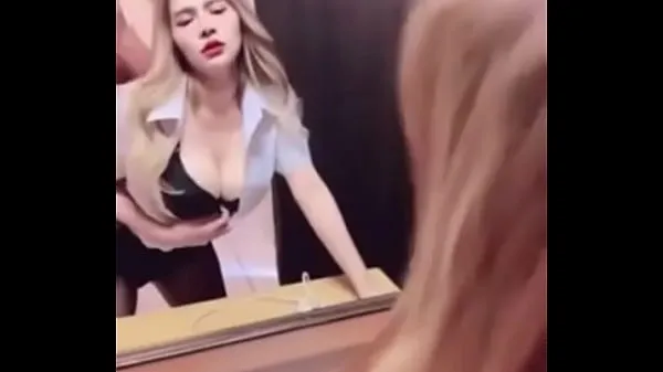Sledujte Pim girl gets fucked in front of the mirror, her breasts are very big nových klipů