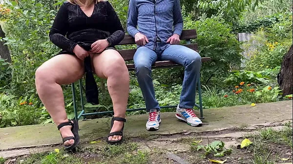 Tonton Dirty panties after pissing MILF outdoors turns her boy on Klip baru