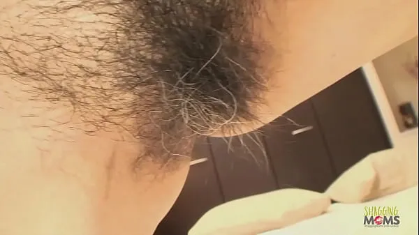 Xem Asian mature lady with hairy and grey bush gets a sloppy creampie Clip mới
