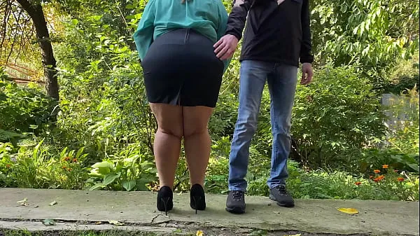 Se Holding Her Gorgeous Ass While She Pissing Doggystyle in the Park friske klip