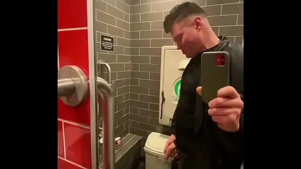 Sledujte Where’s This Public Toilet nových klipů