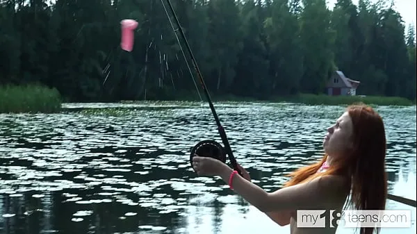 شاهد MY18TEENS - Cute girl decided to go fishing and caught a dildo and fucked herself in the boat مقاطع جديدة