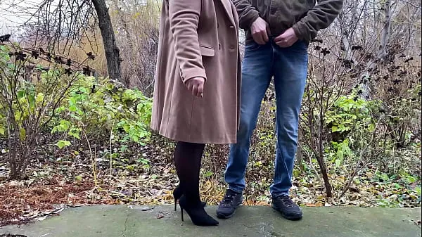 Oglejte si StepMother-in-law in leather skirt and heels holds son-in-law's dick while he pees sveže posnetke