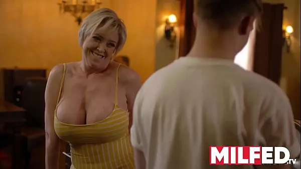 Bekijk Mother-in-law Seduces him with her HUGE Tits (Dee Williams) — MILFED nieuwe clips