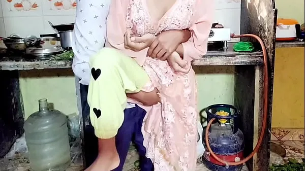 شاهد Desi step sister took out her step brother's semen and spilled it on her boobs مقاطع جديدة
