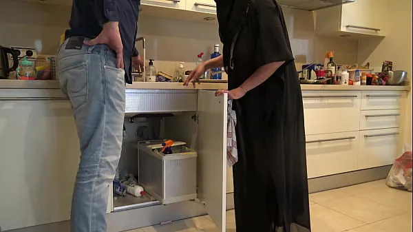 Tonton British Plumber Fucks Muslim Milf In Her Kitchen Klip baru