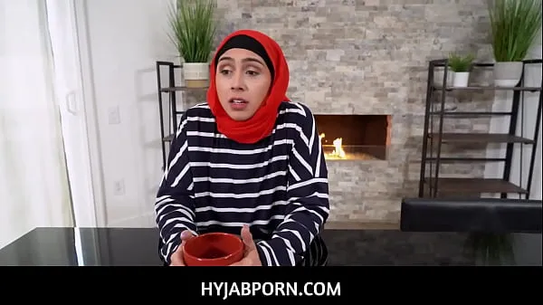دیکھیں Arab MILF stepmom with hijab Lilly Hall deepthroats and fucks her stepson تازہ تراشے