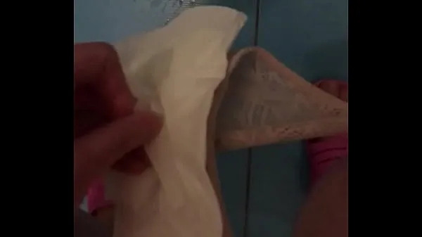 دیکھیں Brunette pissing during her period standing change pad showing dirty pussy and dirty pad تازہ تراشے