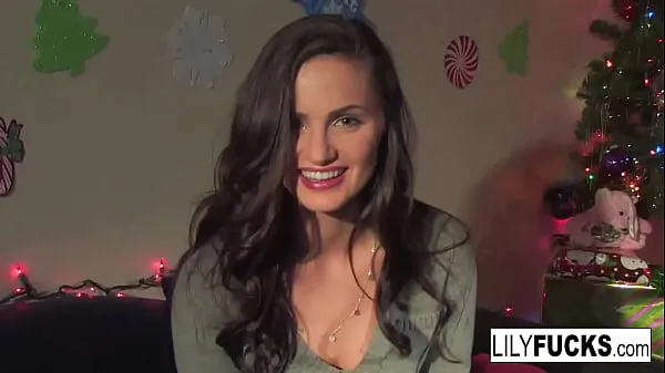Assista a Lily nos conta seus desejos de Natal com tesão antes de se satisfazer em ambos os buracos clipes recentes