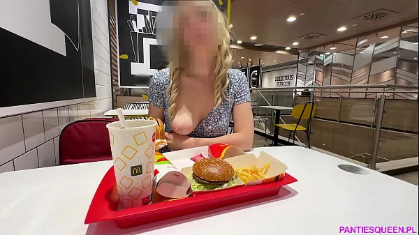 Xem Hot blonde flashes and masturbates big pumped pussy in public restaurant Clip mới