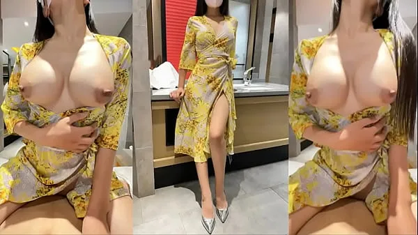 Oglejte si The "domestic" goddess in yellow shirt, in order to find excitement, goes out to have sex with her boyfriend behind her back! Watch the beginning of the latest video and you can ask her out sveže posnetke