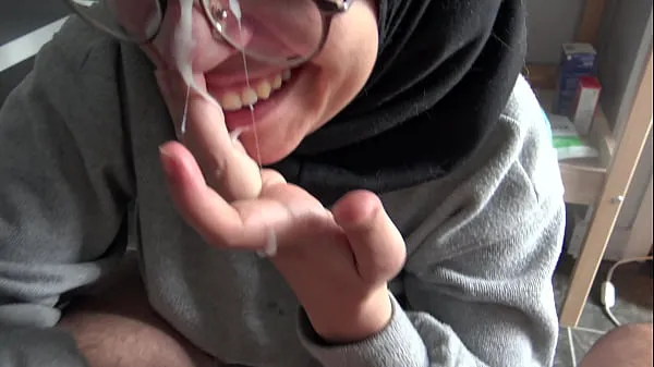 دیکھیں A Muslim girl is disturbed when she sees her teachers big French cock تازہ تراشے