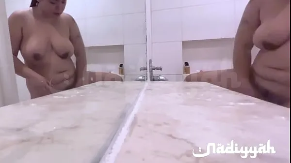 Oglejte si Beautiful Arab Chubby Wife with Big Tits Taking a Bath sveže posnetke