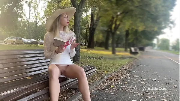 Pozrite si My wife is flashing her pussy to people in park. No panties in public nových klipov