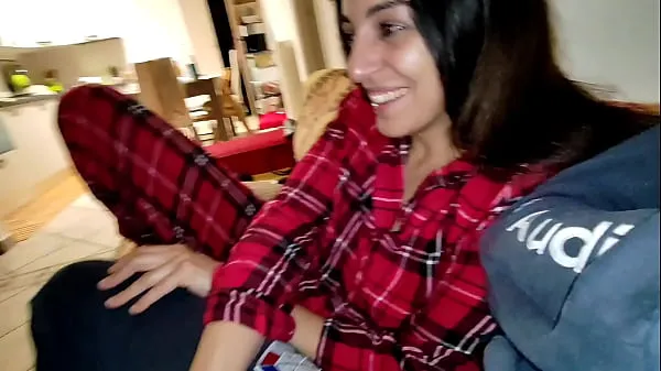 Sledujte Wife in pajamas fucks a friend in silence while her husband is in the room nových klipů