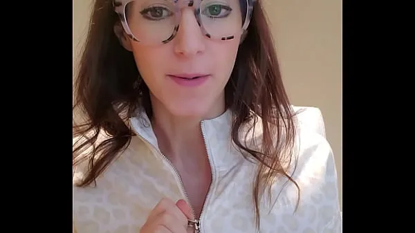 Se Hotwife in glasses, MILF Malinda, using a vibrator at work ferske klipp