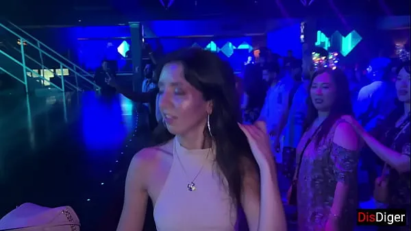 Guarda Horny girl agreed to sex in a nightclub in the toiletnuovi clip