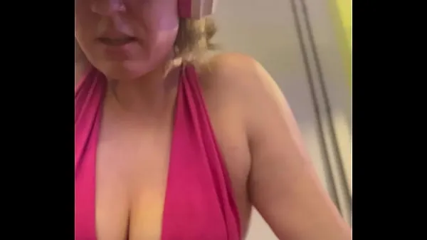 Se Wow, my training at the gym left me very sweaty and even my pussy leaked, I was embarrassed because I was so horny ferske klipp