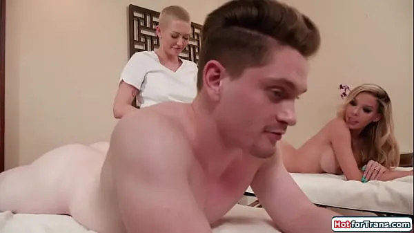 Sledujte Shemale Brittney Kade and husband get their dicks oiled up to get handjobbed by the busty tgirl and her hubby double pussy fuck her nových klipů