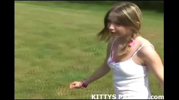 Obejrzyj Innocent teen Kitty flashing her pink pantiesnowe klipy