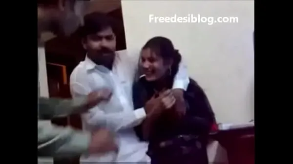 Obejrzyj Pakistani Desi girl and boy enjoy in hostel roomnowe klipy