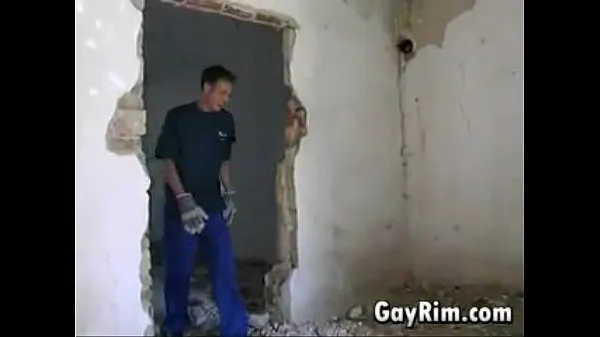 Titta på Gay Teens At An Abandoned Building färska klipp