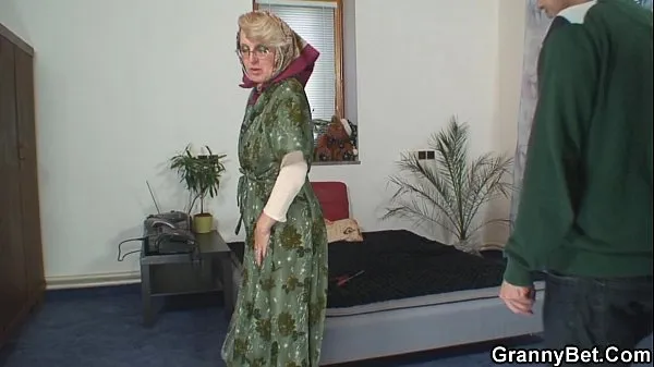 Se Lonely old grandma pleases an young guy friske klip